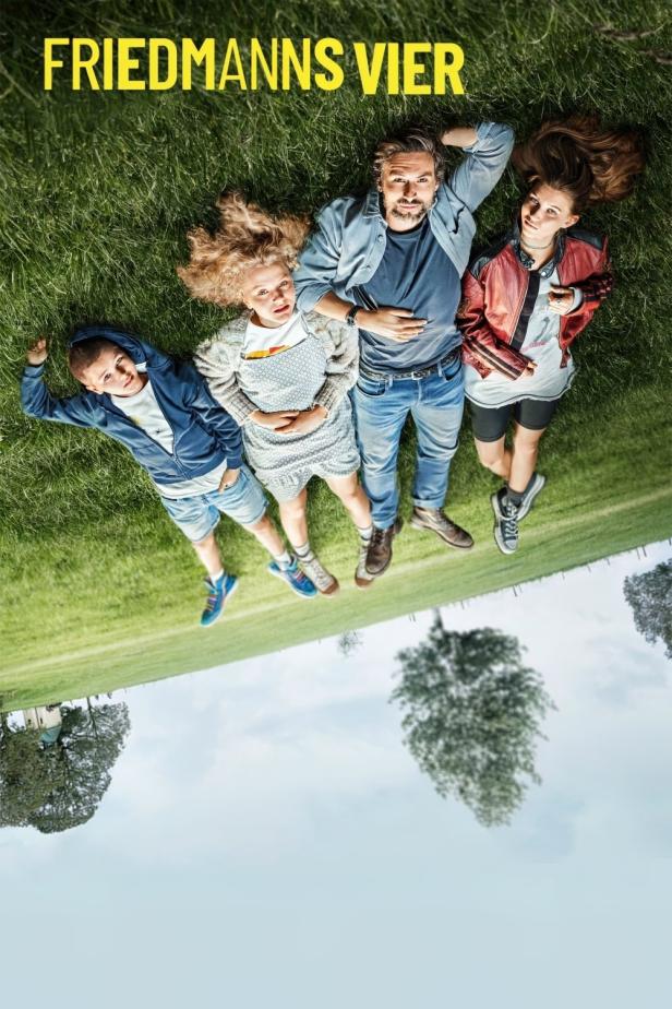 Die „Friedmanns Vier“ liegen entspannt im Gras.