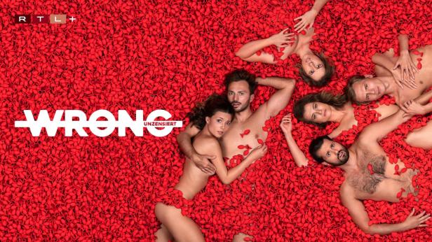 Das RTL+-Logo und das Cover für die Serie „Wrong – Unzensiert“ mit mehreren leicht bekleideten Personen auf rotem Grund.