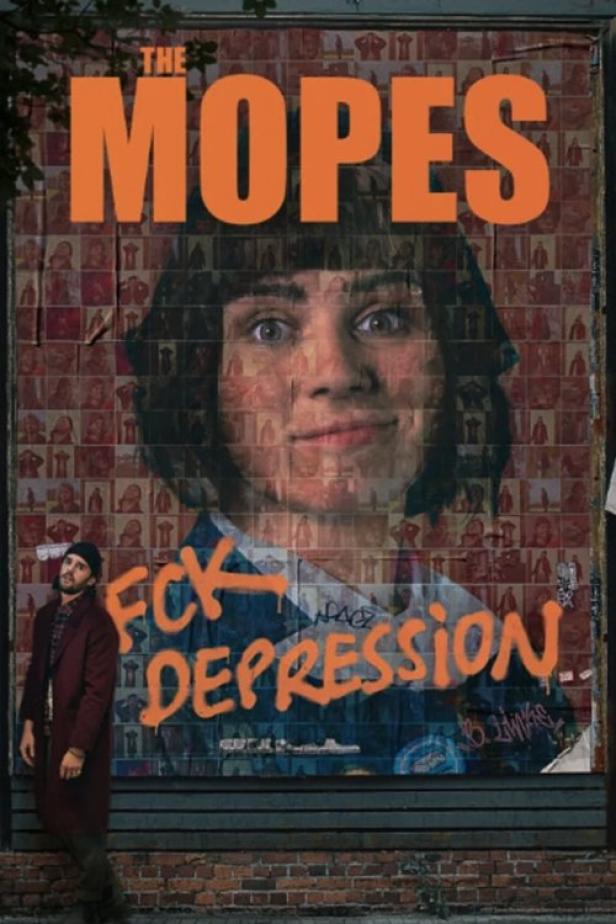 Ein Mann steht vor einem Plakat der Band „The Mopes“ mit dem Slogan „FCK DEPRESSION“.