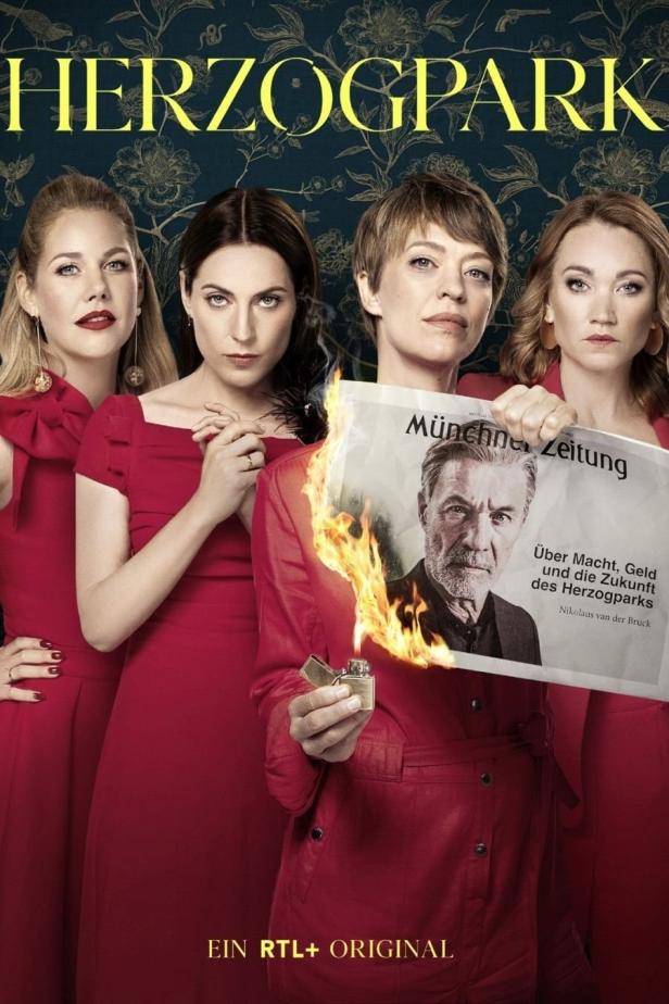 Das Filmplakat zu „Herzogpark“ zeigt vier Frauen in roten Kleidern, eine davon hält eine brennende Zeitung.