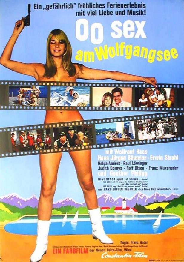 Das Filmplakat für „00 Sex am Wolfgangsee“ zeigt eine Frau mit Pistole vor dem Wolfgangsee.