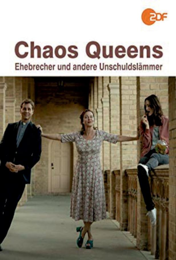 Das Filmplakat zu „Chaos Queens – Ehebrecher und andere Unschuldslämmer“ zeigt drei Personen in einem Gang.