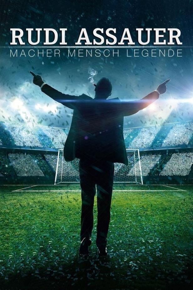 Das Filmplakat für „Rudi Assauer – Macher, Mensch, Legende“ zeigt Assauer im Fußballstadion.