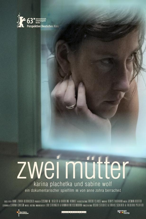 Das Filmplakat für „Zwei Mütter“ zeigt eine Frau, die nachdenklich ihr Gesicht berührt.