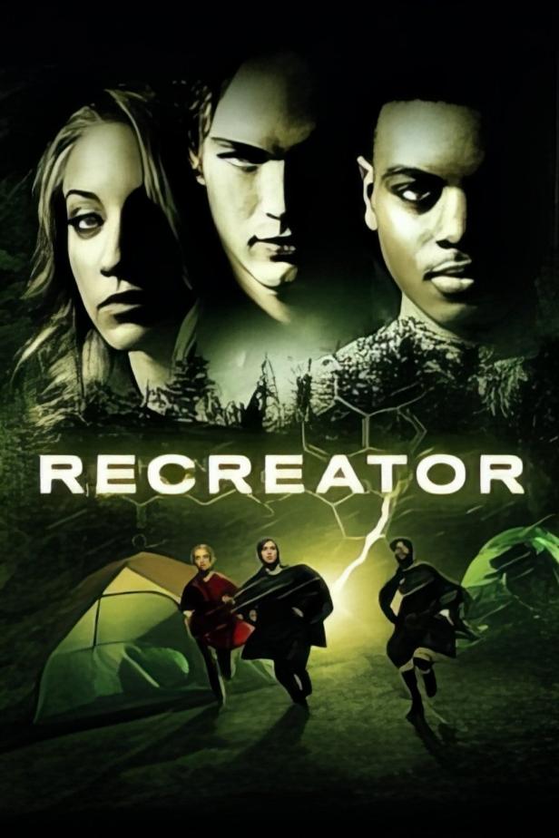 Das Filmplakat für „Recreator“ zeigt drei Personen, die vor einem Zelt fliehen, während drei Gesichter im Hintergrund zu sehen sind.