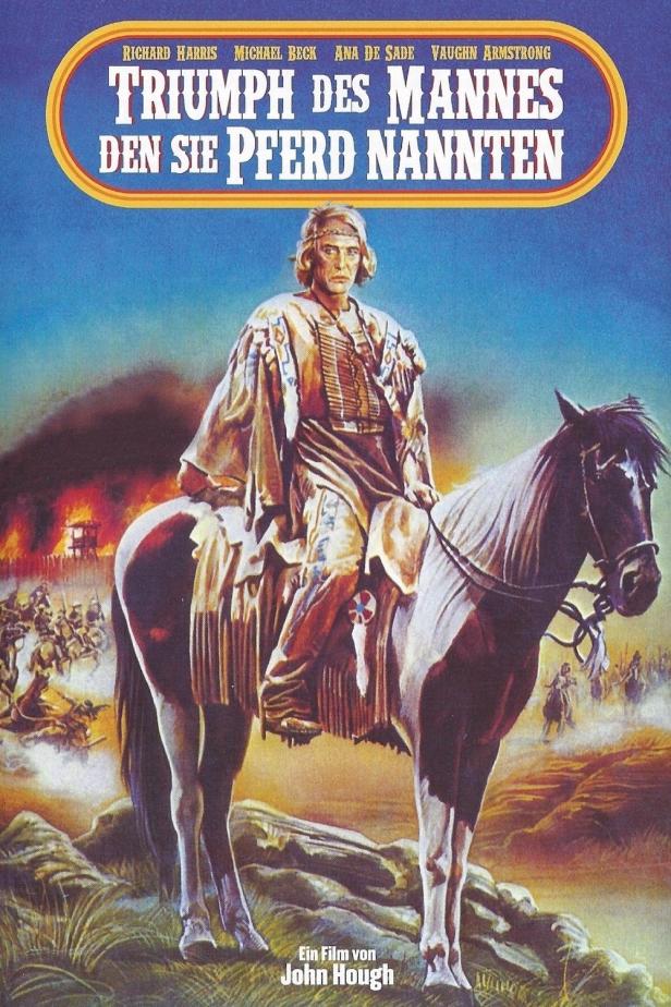 Ein Mann in traditioneller Kleidung reitet auf einem Pferd; Filmplakat für „Triumph des Mannes, den sie Pferd nannten“.