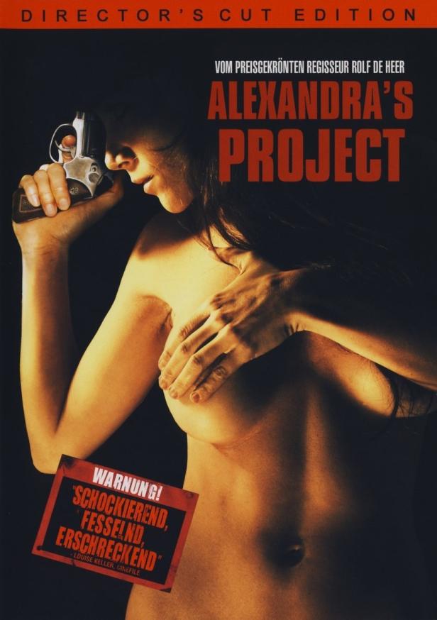 Das Cover des Films „Alexandra's Project“ zeigt eine Frau mit einer Pistole.