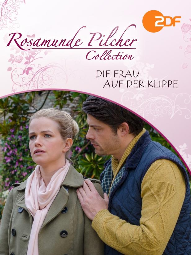 Ein Mann legt tröstend seine Hand auf die Schulter einer Frau. Im Hintergrund das Cover von „Rosamunde Pilcher – Die Frau auf der Klippe“.
