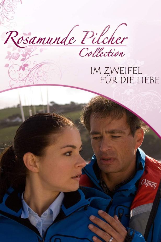 Das Filmplakat zu „Rosamunde Pilcher – Im Zweifel für die Liebe“ zeigt ein Paar in maritimer Umgebung.