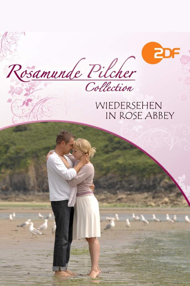 Ein Paar umarmt sich am Strand, im Hintergrund der Titel „Wiedersehen in Rose Abbey“.