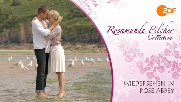 Ein Paar umarmt sich am Strand, im Hintergrund Möwen und der Titel „Wiedersehen in Rose Abbey“.