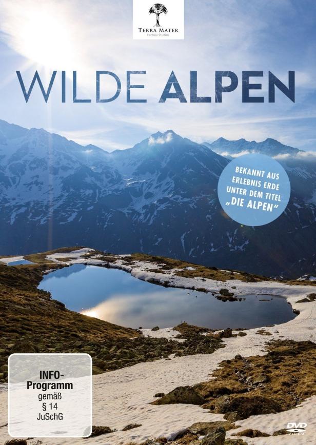 Das Cover der Dokumentation „Wilde Alpen“ zeigt eine Berglandschaft mit einem kleinen See.