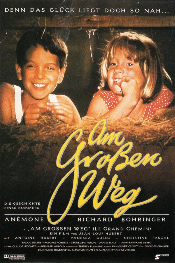Das Filmplakat für „Am Grossen Weg“ zeigt zwei Kinder im Heu.