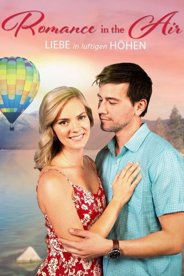 Ein Paar umarmt sich vor einem See und einem Heißluftballon, im Hintergrund der Titel „Romance in the Air“.