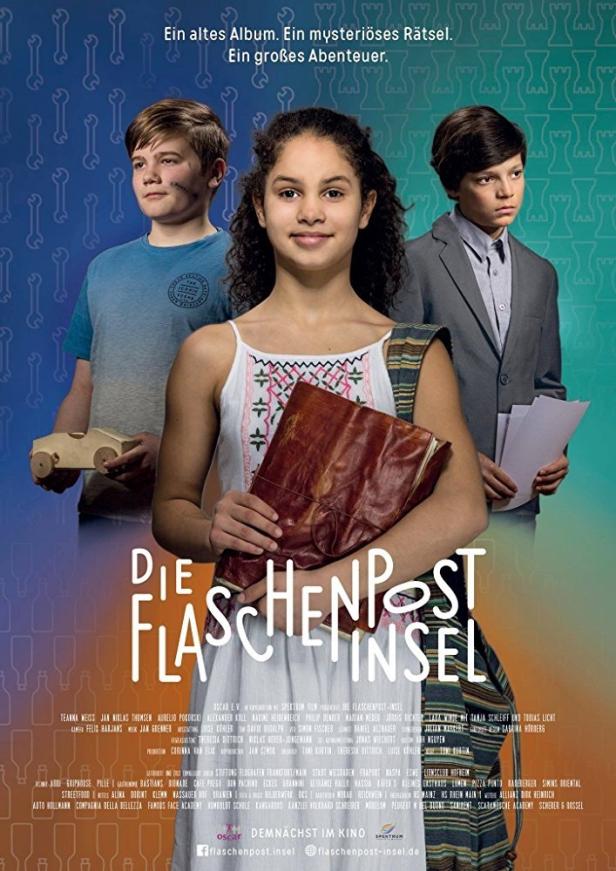 Das Filmplakat zu „Die Flaschenpost-Insel“ zeigt drei junge Detektive mit einem alten Album.