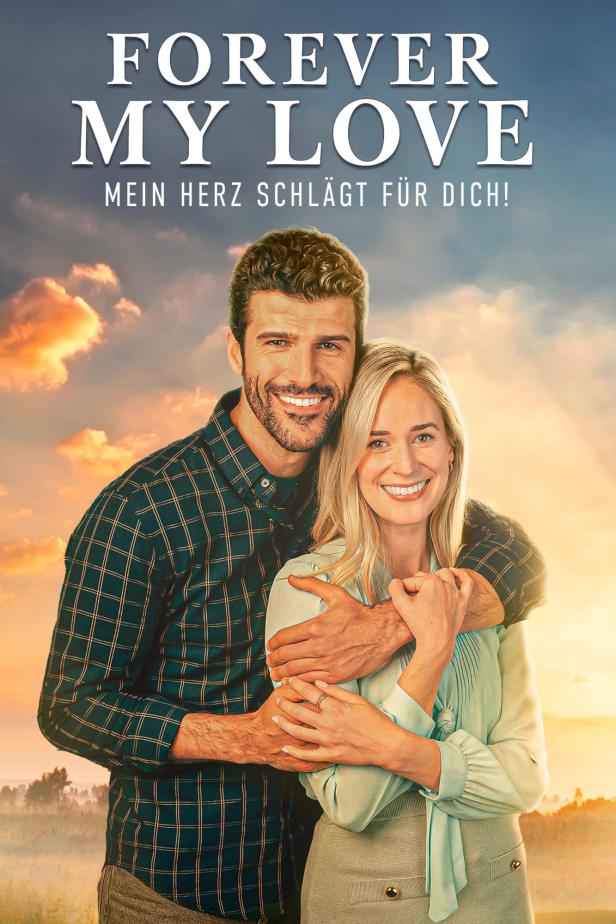 Ein lächelndes Paar umarmt sich vor einem Sonnenuntergang, Filmplakat „Forever My Love“.