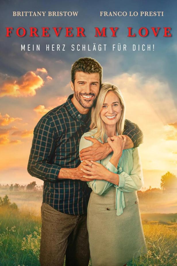 Das Filmplakat für „Forever My Love“ zeigt Brittany Bristow und Franco Lo Presti vor einer romantischen Landschaft.