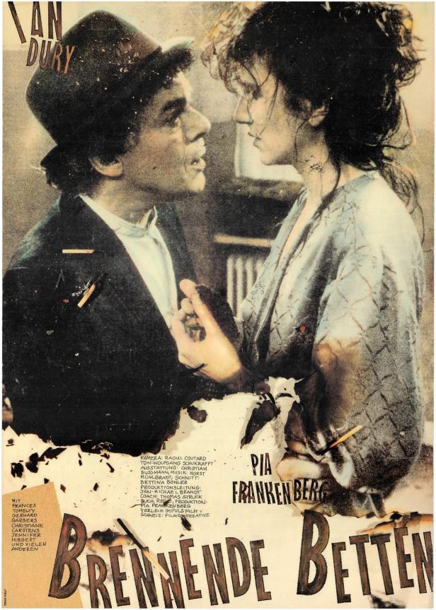 Das Filmplakat zu „Brennende Betten“ zeigt Ian Dury und Pia Frankenberg.
