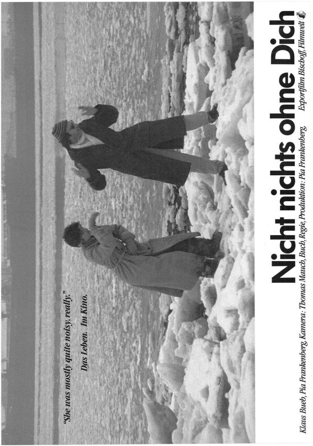 Schwarzweiß-Szene aus dem Film „Nicht nichts ohne Dich“, in der zwei Personen am Ufer stehen.