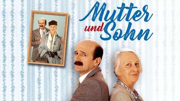 Das Filmplakat zu „Mutter und Sohn“ zeigt ein älteres Paar vor einer blauen Tapete.