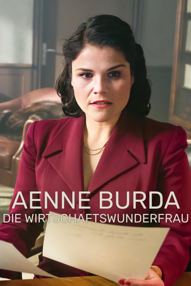 Porträt von Aenne Burda, der „Wirtschaftswunderfrau“, mit Dokumenten in der Hand.