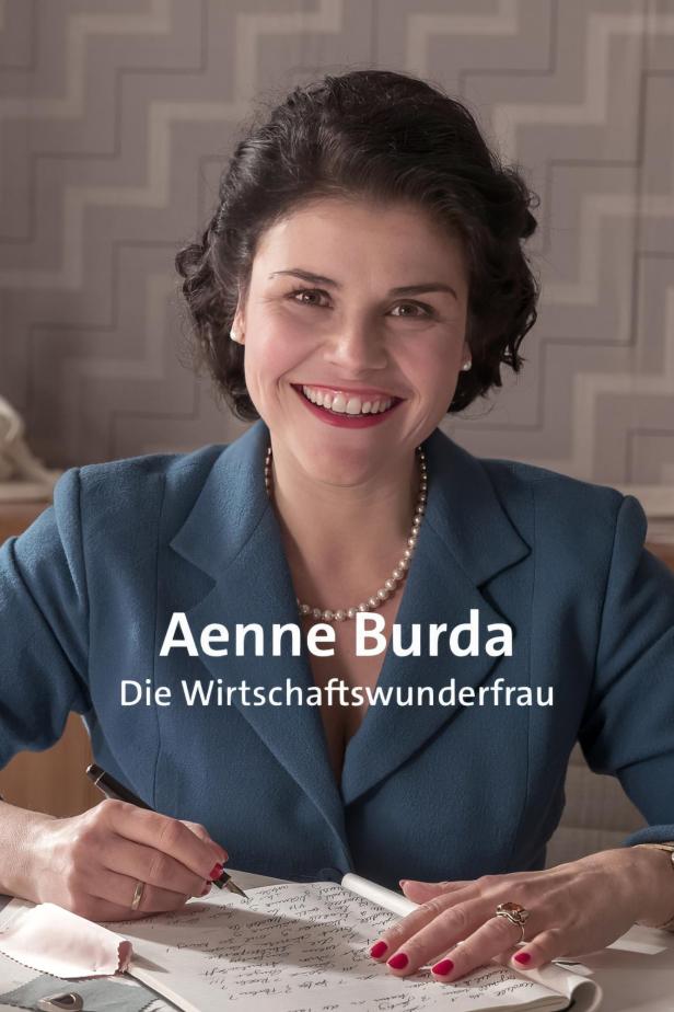 Aenne Burda, die „Wirtschaftswunderfrau“, lächelt und schreibt in ein Notizbuch.