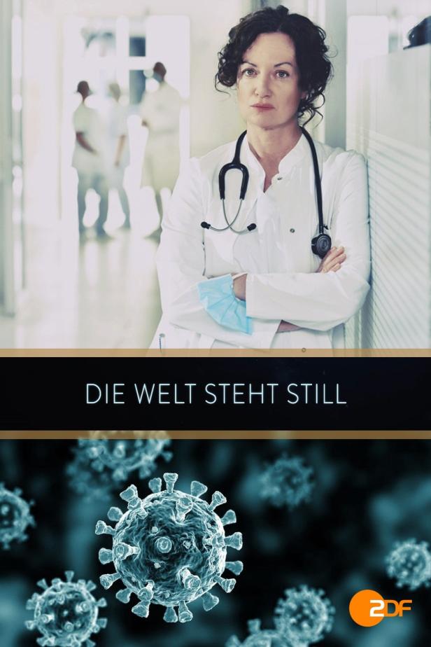 Eine Ärztin mit Stethoskop lehnt an einer Wand in einem Krankenhausflur.