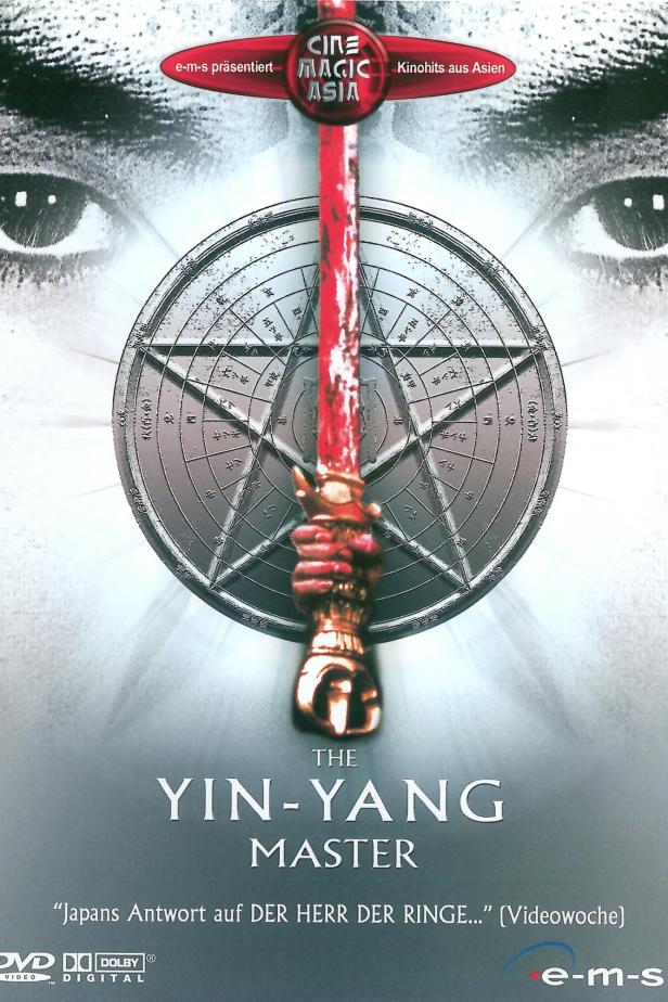 Das Filmplakat für „The Yin-Yang Master“ zeigt einen roten Stab vor einem Kompass und Augen.