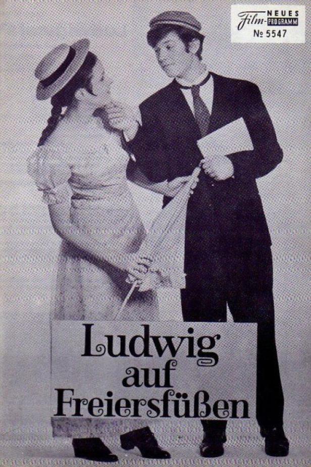 Eine Filmszene mit einem jungen Paar, das sich ansieht; Filmtitel: „Ludwig auf Freiersfüßen“.