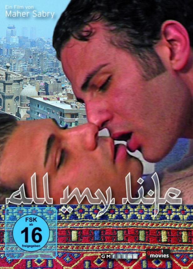 Das Filmplakat für „All My Life“ zeigt zwei Männer, die sich vor einer Stadtsilhouette küssen.