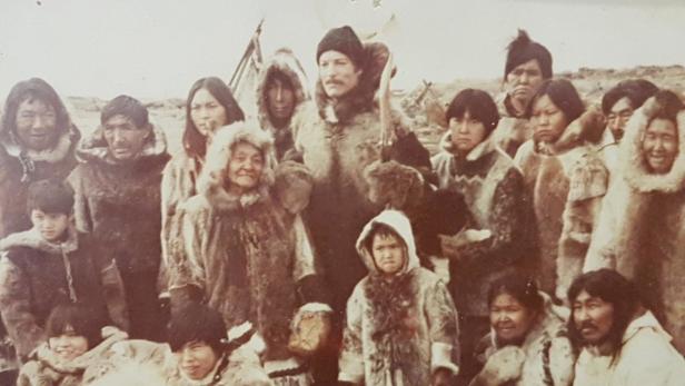 Eine Gruppe von Inuit in traditioneller Kleidung posiert für ein Foto.
