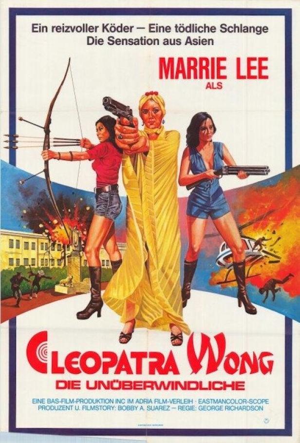 Das Filmplakat zu „Cleopatra Wong: Die Unüberwindliche“ zeigt Marrie Lee mit zwei weiteren Frauen, die Waffen tragen.