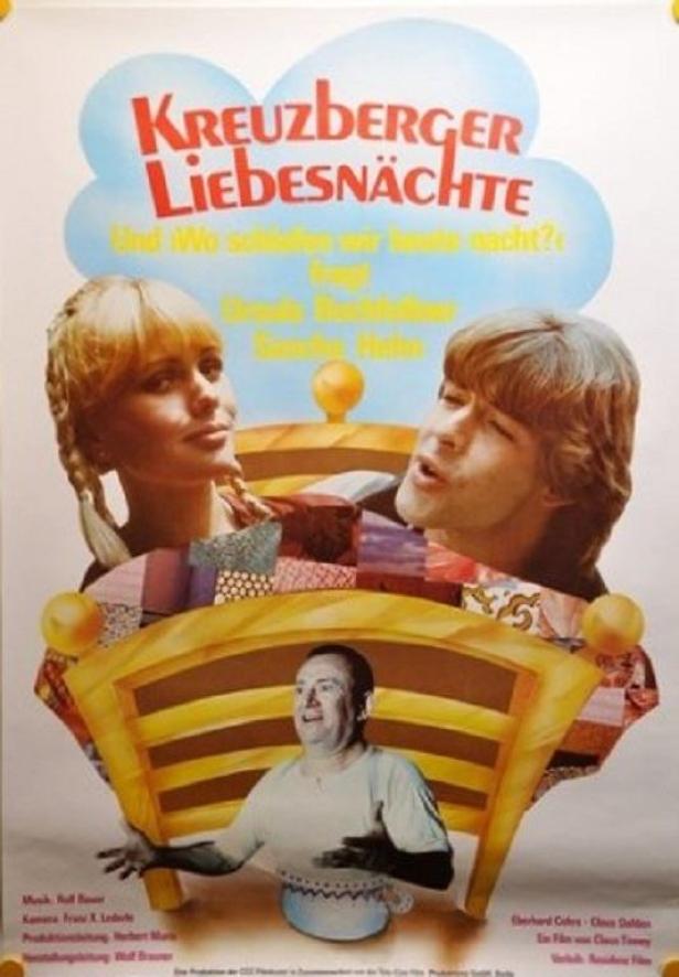 Das Filmplakat für „Kreuzberger Liebesnächte“ zeigt Darsteller in einem Bett.