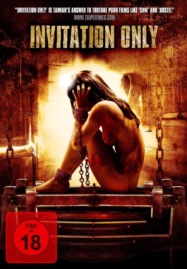 Das Filmplakat für „Invitation Only“ zeigt eine gefesselte Frau in einer Folterkammer.