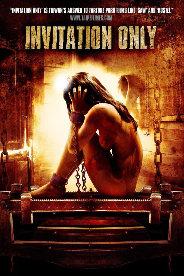 Das Filmplakat für „Invitation Only“ zeigt eine gefesselte Frau auf einer Folterbank.