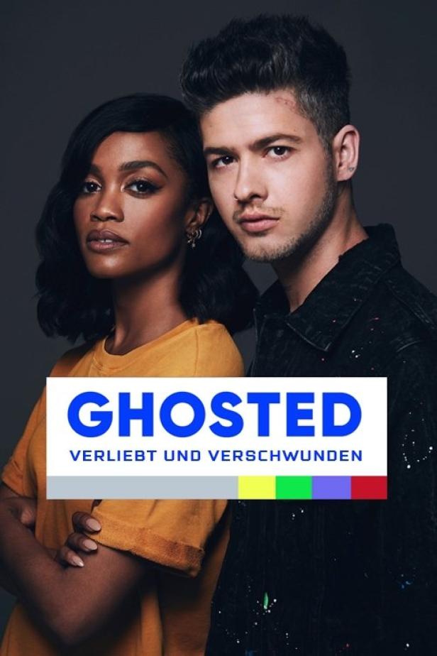 Das Filmplakat für „Ghosted: Verliebt und Verschwunden“ zeigt zwei Hauptdarsteller vor grauem Hintergrund.