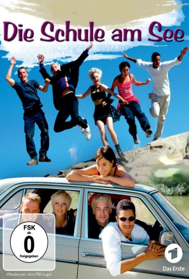 Das Cover des Films „Die Schule am See“ zeigt eine Gruppe junger Leute, die springen und aus einem Auto schauen.
