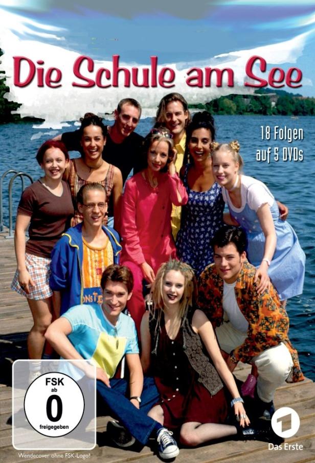 Das DVD-Cover der Serie „Die Schule am See“ zeigt die junge Besetzung vor einem See.