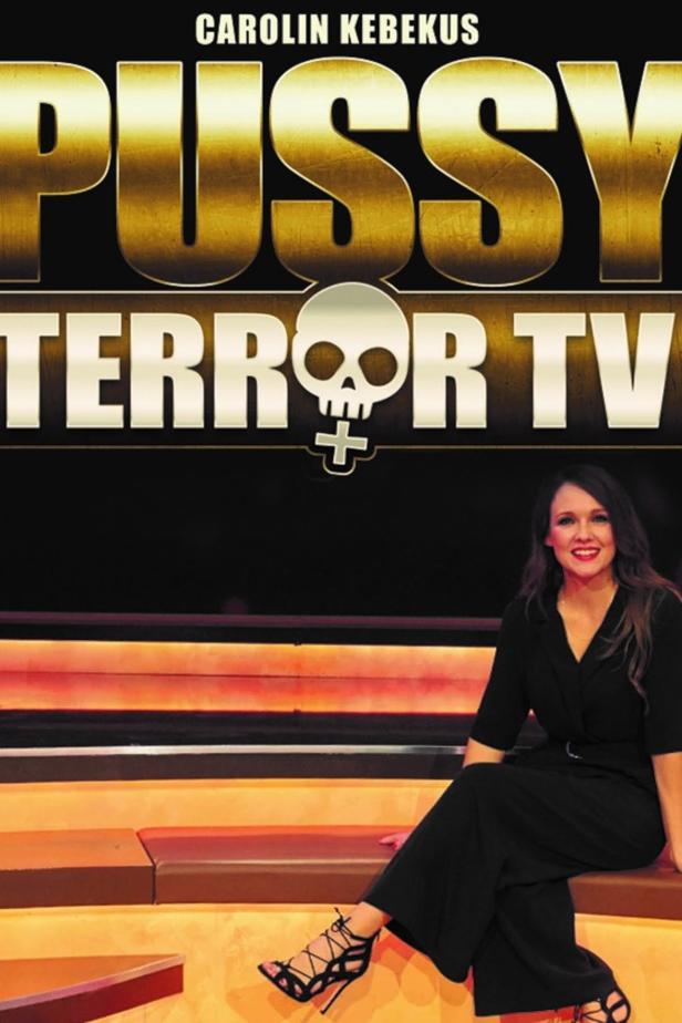 Carolin Kebekus sitzt auf der Bühne von „Pussy Terror TV“.