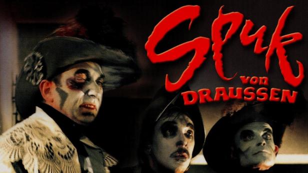 Drei Schauspieler mit gruseliger Schminke und historischen Kostümen unter dem Titel „Spuk von Draussen“.