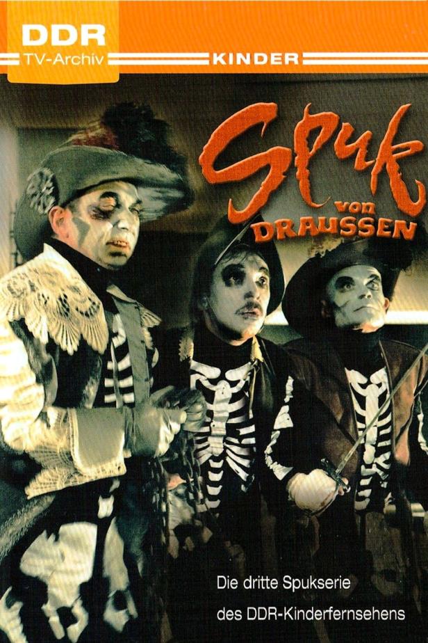 Drei Schauspieler in Kostümen der DDR-Kinderserie „Spuk von draussen“.