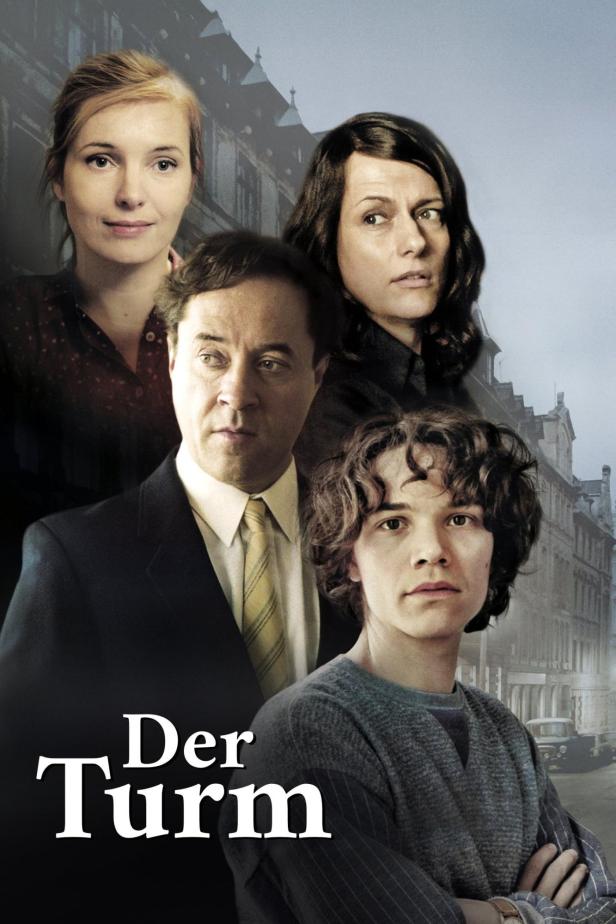 Das Filmplakat für „Der Turm“ zeigt vier Personen vor einer Stadtkulisse.