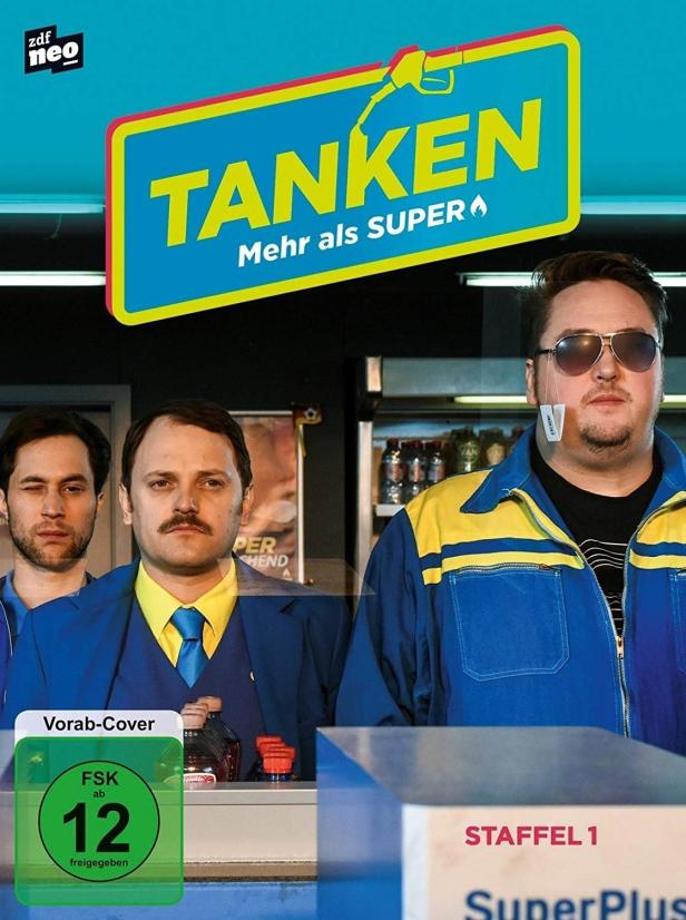 Das Cover der ersten Staffel der deutschen Comedy-Serie „Tanken“ auf ZDF Neo mit drei Tankstellenmitarbeitern.