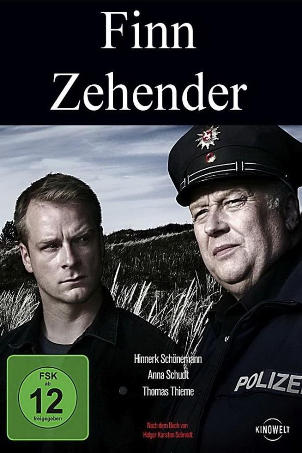 Das Filmplakat zu „Finn Zehender“ zeigt Hinnerk Schönemann und einen Polizisten vor einer Dünenlandschaft.