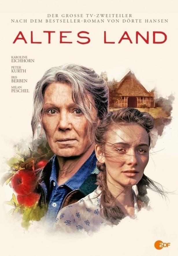 Das Filmplakat zu „Altes Land“ zeigt zwei Frauen vor einem alten Bauernhaus.