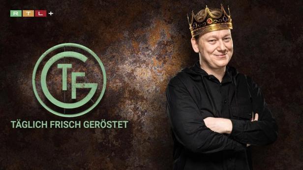 Ein Mann mit Krone vor dem Logo der Sendung „Täglich frisch geröstet“ von RTL+.