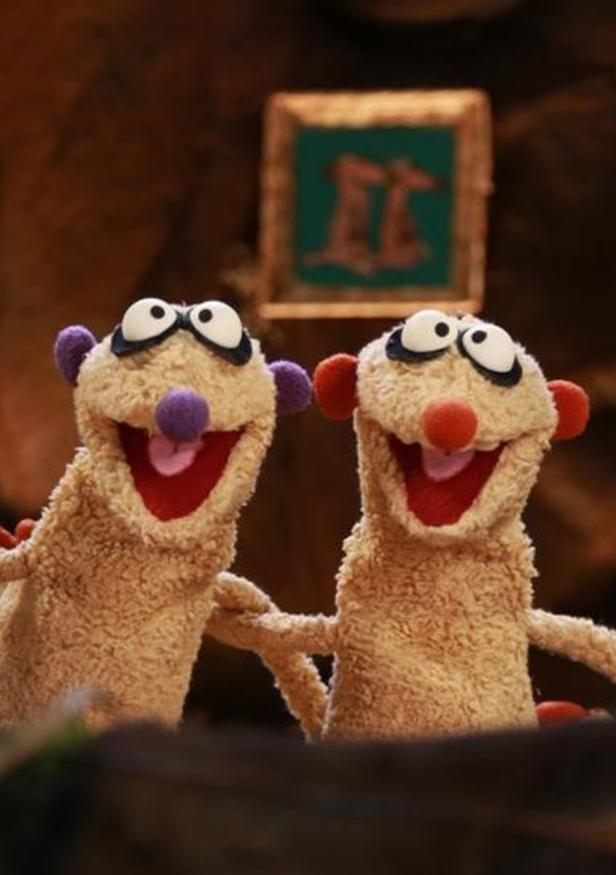 Zwei Doozer-Puppen aus der „Fraggle Rock“-Serie stehen nebeneinander.