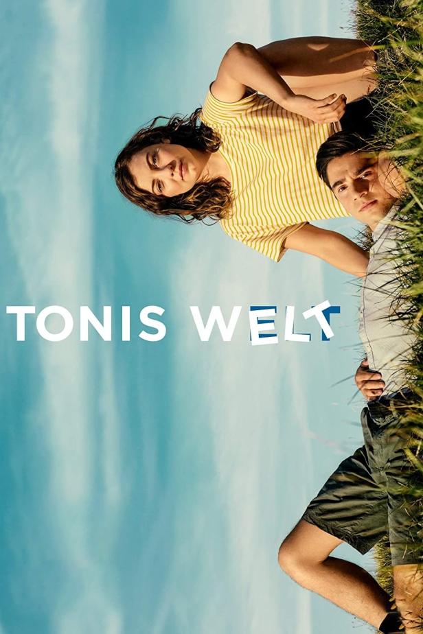 Das Filmplakat für „Toni's Welt“ zeigt eine junge Frau und einen jungen Mann im Gras liegend.