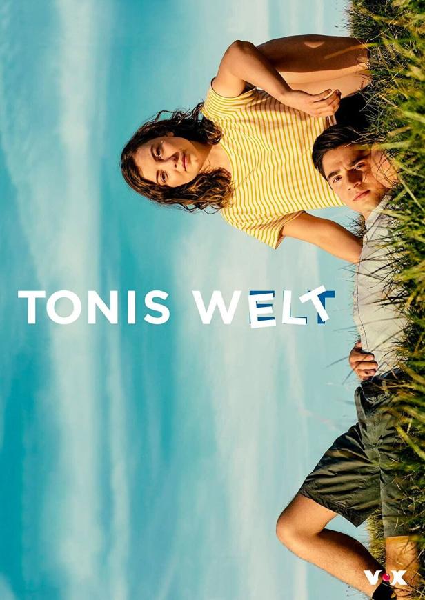 Das Filmplakat für „Tonis Welt“ zeigt eine junge Frau und einen jungen Mann vor blauem Himmel.
