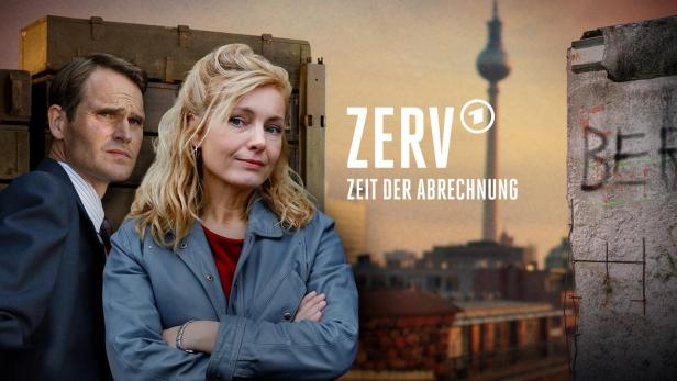 Das Filmplakat zu „ZERV – Zeit der Abrechnung“ zeigt ein Paar vor dem Brandenburger Tor und Resten der Berliner Mauer.